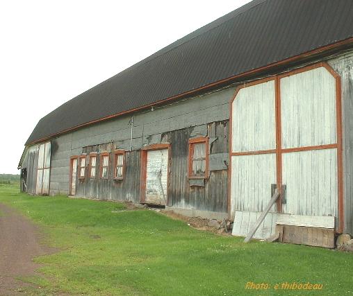 Dans les villages avoisinants, vous pouvez encore remarquer des granges dont les cadres de porte et fenêtre ont été peinturés avec la peinture des Thibodeau. Crédit photo: archives de la famille Thibodeau (Édouard)