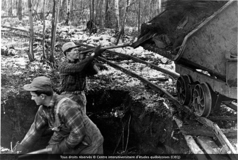 Extraction de l'ocre sur le site de Red Mill en Mauricie. 
Crédit photo: Centre interuniversitaire d'études québécoises